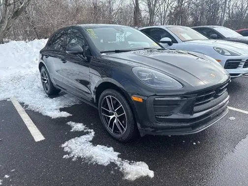 2023 Porsche Macan AWD photo