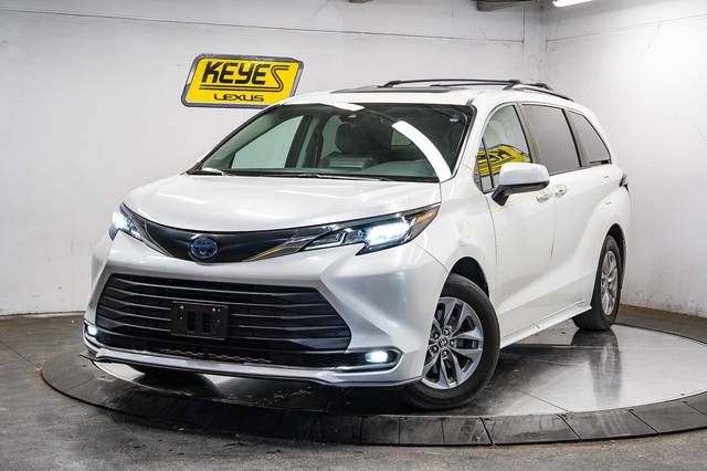 2023 Toyota Sienna XLE FWD photo