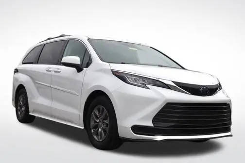 2023 Toyota Sienna LE FWD photo