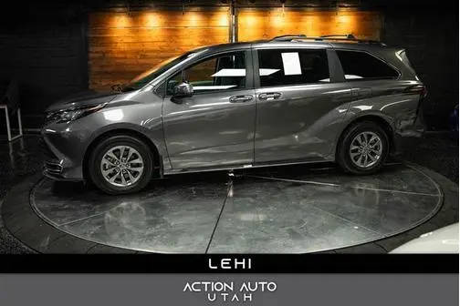 2023 Toyota Sienna XLE FWD photo