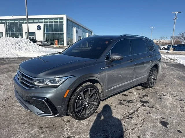 2023 Volkswagen Tiguan SEL R-Line AWD photo