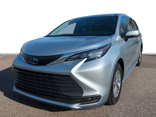 2022 Toyota Sienna LE FWD photo