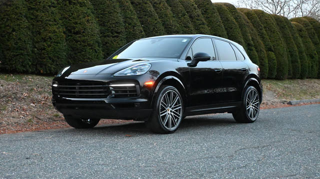 2023 Porsche Cayenne Platinum Edition AWD photo