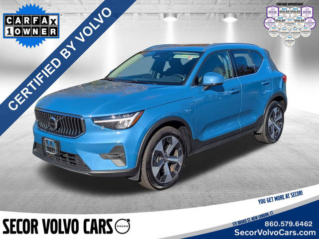 2023 Volvo XC40 Plus Bright Theme AWD photo