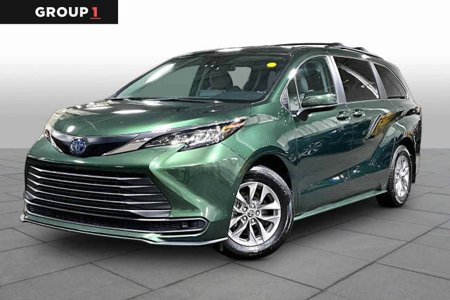 2023 Toyota Sienna LE AWD photo