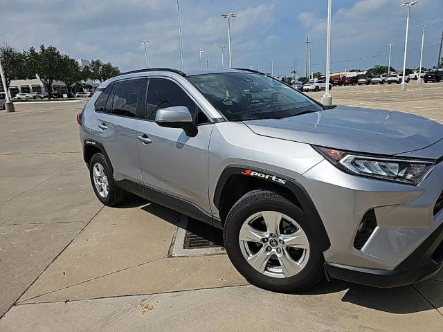 2020 Toyota RAV4 XLE FWD photo