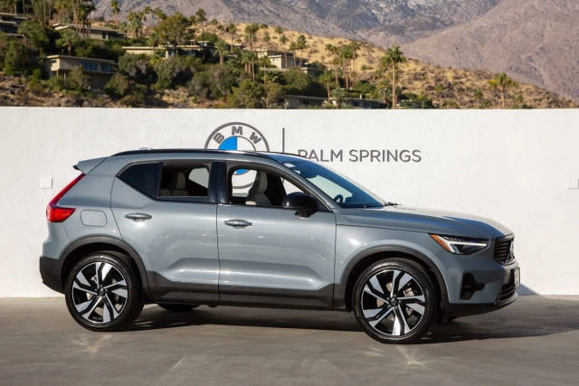 2023 Volvo XC40 Plus Dark Theme AWD photo