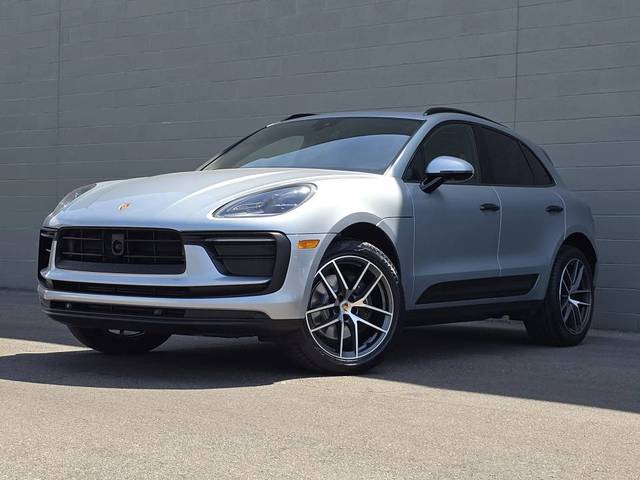 2023 Porsche Macan  AWD photo