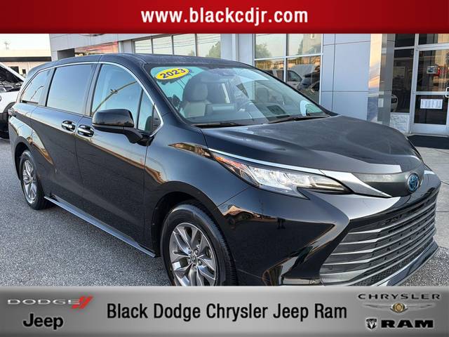 2023 Toyota Sienna XLE FWD photo