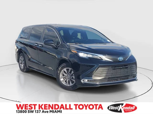 2023 Toyota Sienna XLE FWD photo