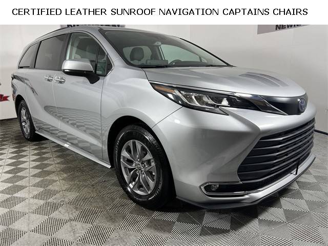 2022 Toyota Sienna XLE FWD photo