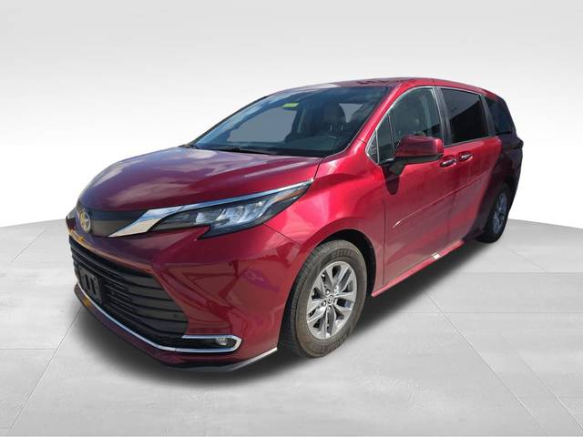 2022 Toyota Sienna XLE FWD photo