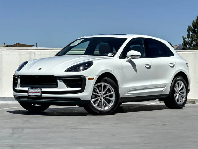 2023 Porsche Macan AWD photo