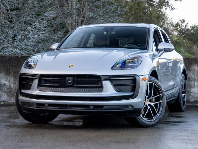 2023 Porsche Macan  AWD photo