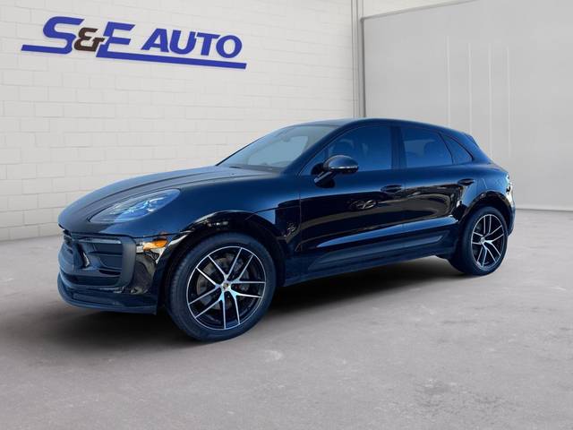 2023 Porsche Macan  AWD photo