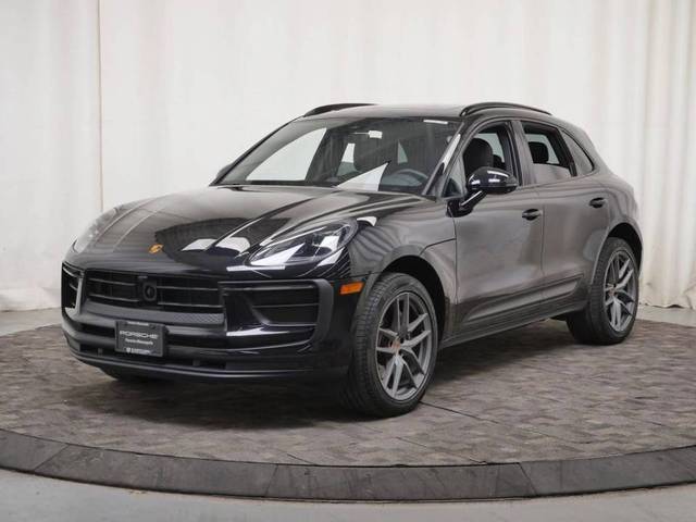 2023 Porsche Macan  AWD photo