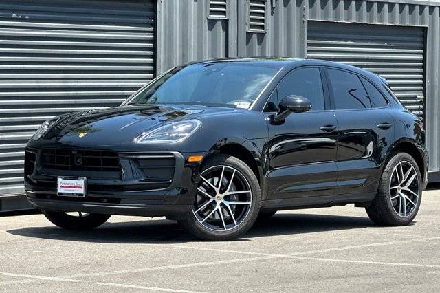 2023 Porsche Macan  AWD photo