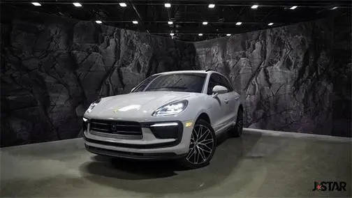 2023 Porsche Macan  AWD photo