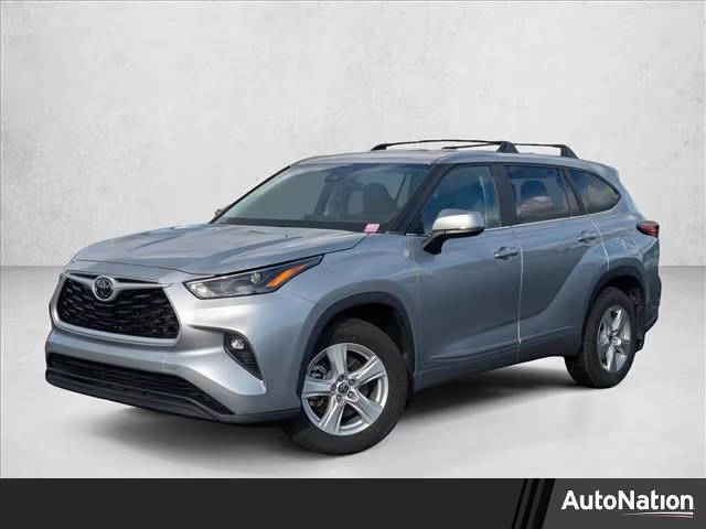 2023 Toyota Highlander LE FWD photo