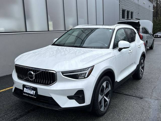 2023 Volvo XC40 Plus Bright Theme AWD photo