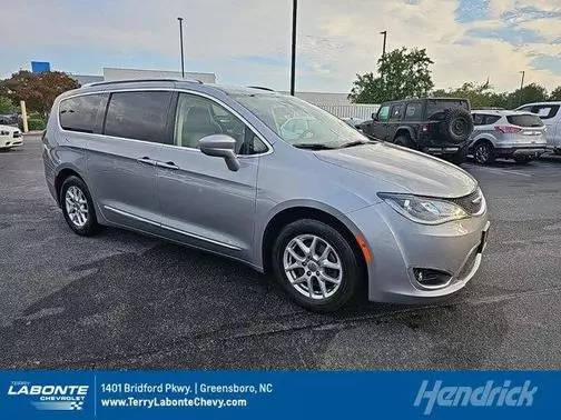 2020 Chrysler Pacifica Minivan Touring L FWD photo