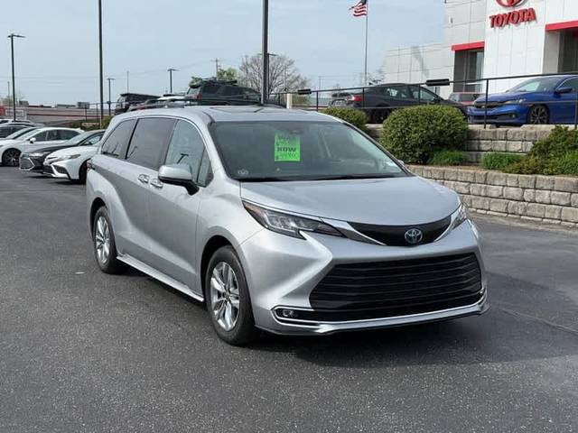 2023 Toyota Sienna XLE AWD photo