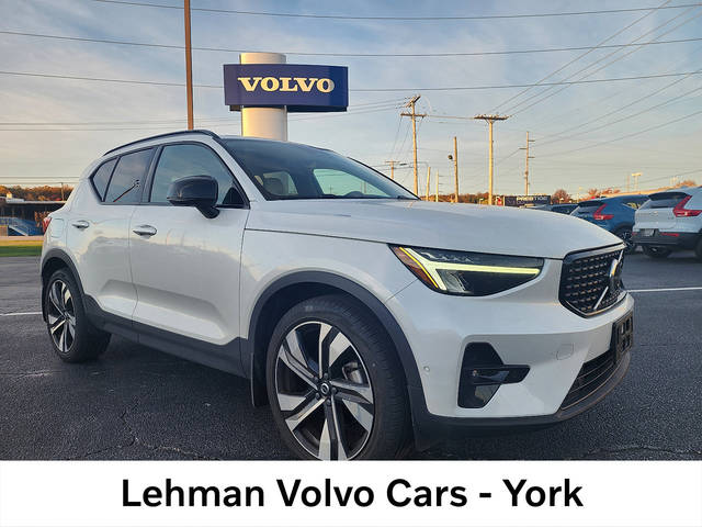 2023 Volvo XC40 Plus Dark Theme AWD photo