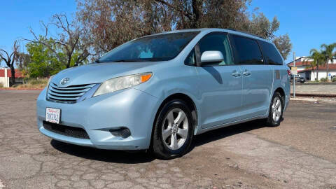 2015 Toyota Sienna LE FWD photo