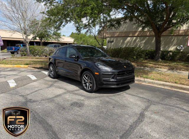 2023 Porsche Macan  AWD photo