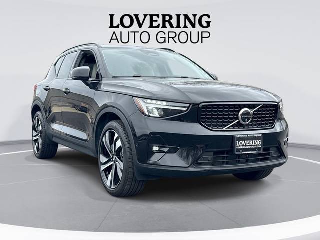 2023 Volvo XC40 Plus Dark Theme AWD photo
