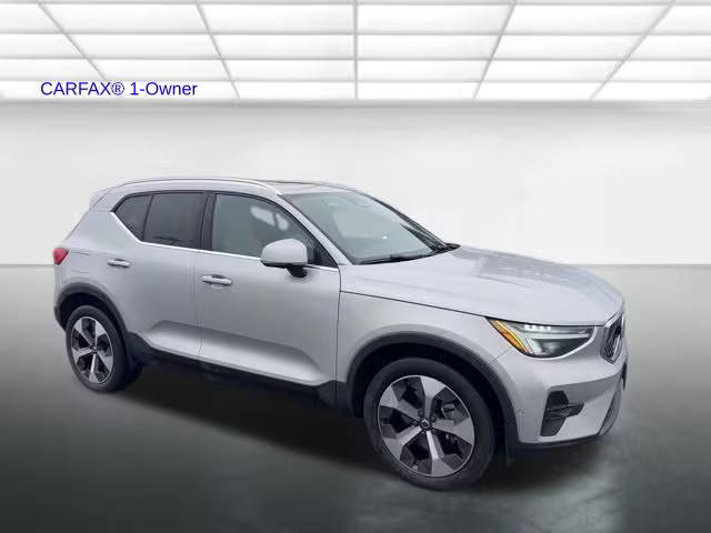 2023 Volvo XC40 Plus Bright Theme AWD photo