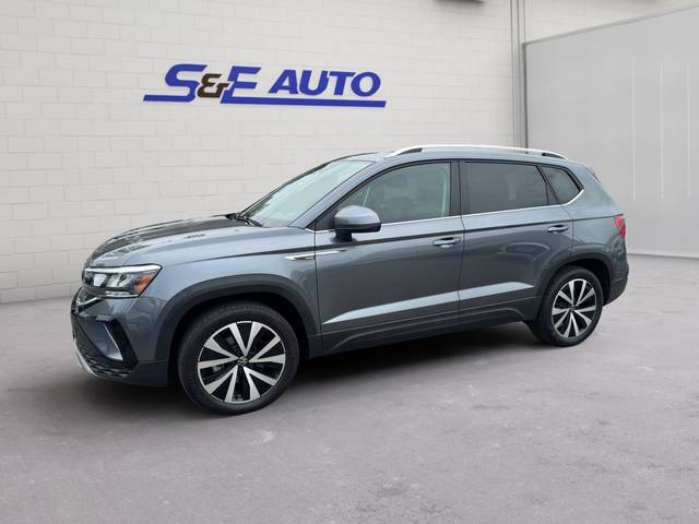 2023 Volkswagen Taos SE AWD photo