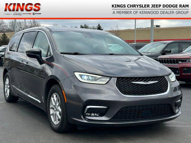 2023 Chrysler Pacifica Minivan Touring L FWD photo