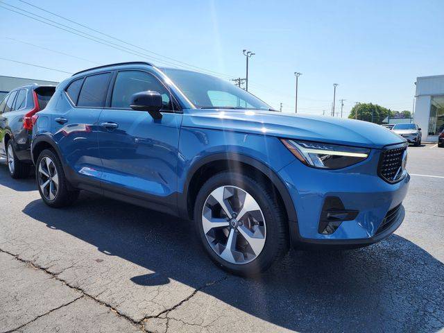 2023 Volvo XC40 Plus Dark Theme AWD photo