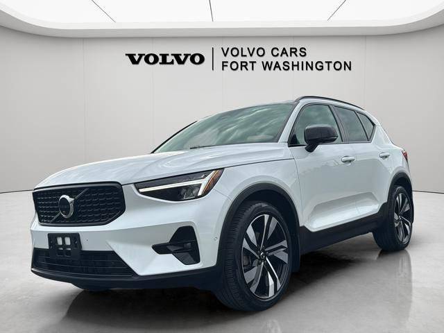 2023 Volvo XC40 Plus Dark Theme AWD photo