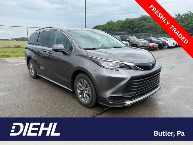 2023 Toyota Sienna LE AWD photo