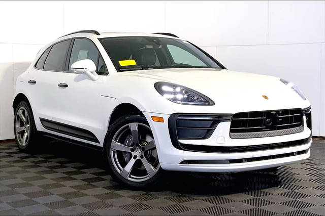 2023 Porsche Macan  AWD photo