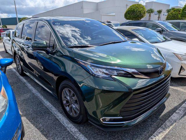 2023 Toyota Sienna XLE FWD photo