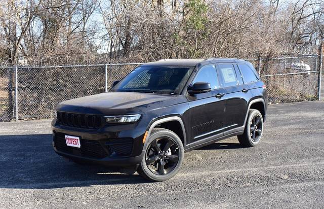 2023 Jeep Grand Cherokee Altitude RWD photo
