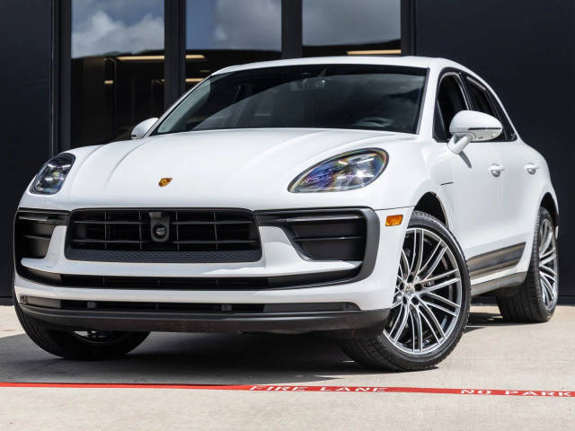 2023 Porsche Macan  AWD photo