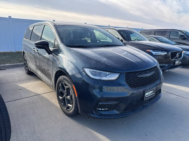 2023 Chrysler Pacifica Minivan Hybrid Limited FWD photo