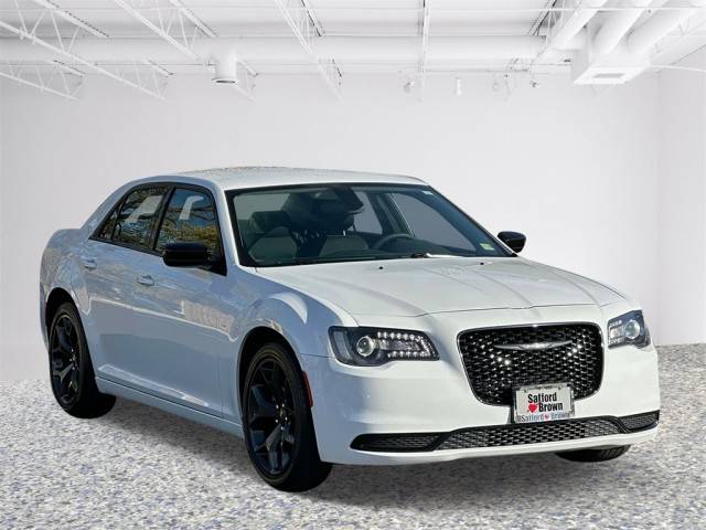 2023 Chrysler 300 Touring RWD photo