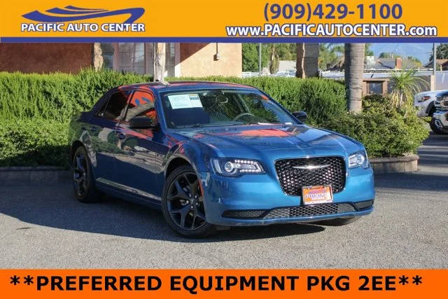 2023 Chrysler 300 Touring RWD photo