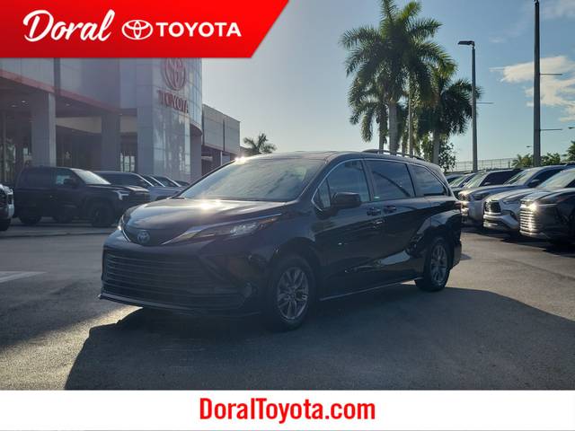 2023 Toyota Sienna LE FWD photo