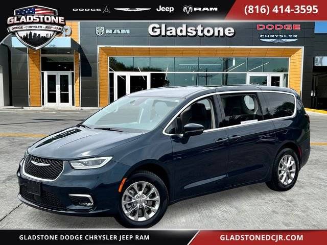 2023 Chrysler Pacifica Minivan Touring L AWD photo