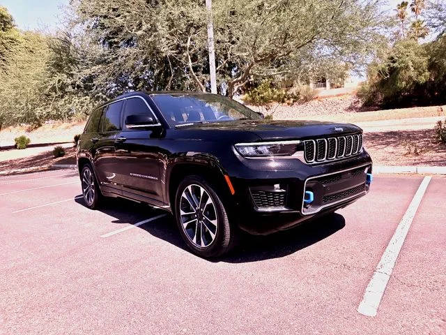 2023 Jeep Grand Cherokee Overland 4WD photo
