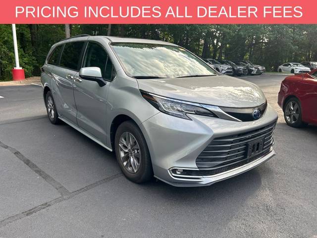 2023 Toyota Sienna XLE FWD photo
