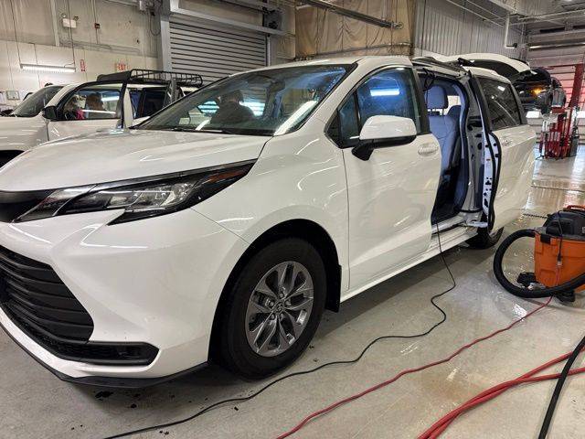 2023 Toyota Sienna LE FWD photo