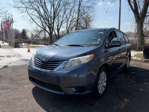 2015 Toyota Sienna LE AWD photo