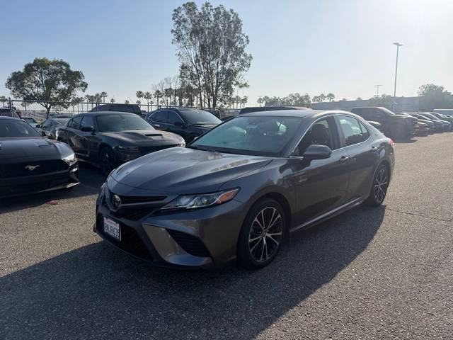 2020 Toyota Camry SE FWD photo